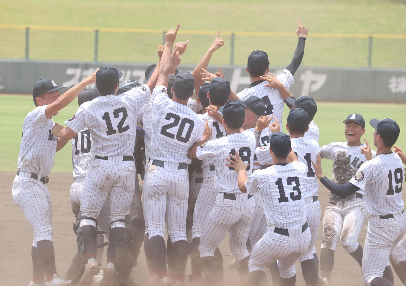 有明対東海大熊本星翔　初優勝を飾った有明ナインは歓喜の表情（撮影・梅根麻紀）