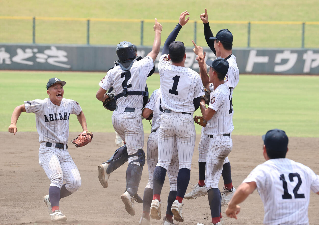 有明対東海大熊本星翔　初優勝を飾った有明ナインは歓喜の表情（撮影・梅根麻紀）