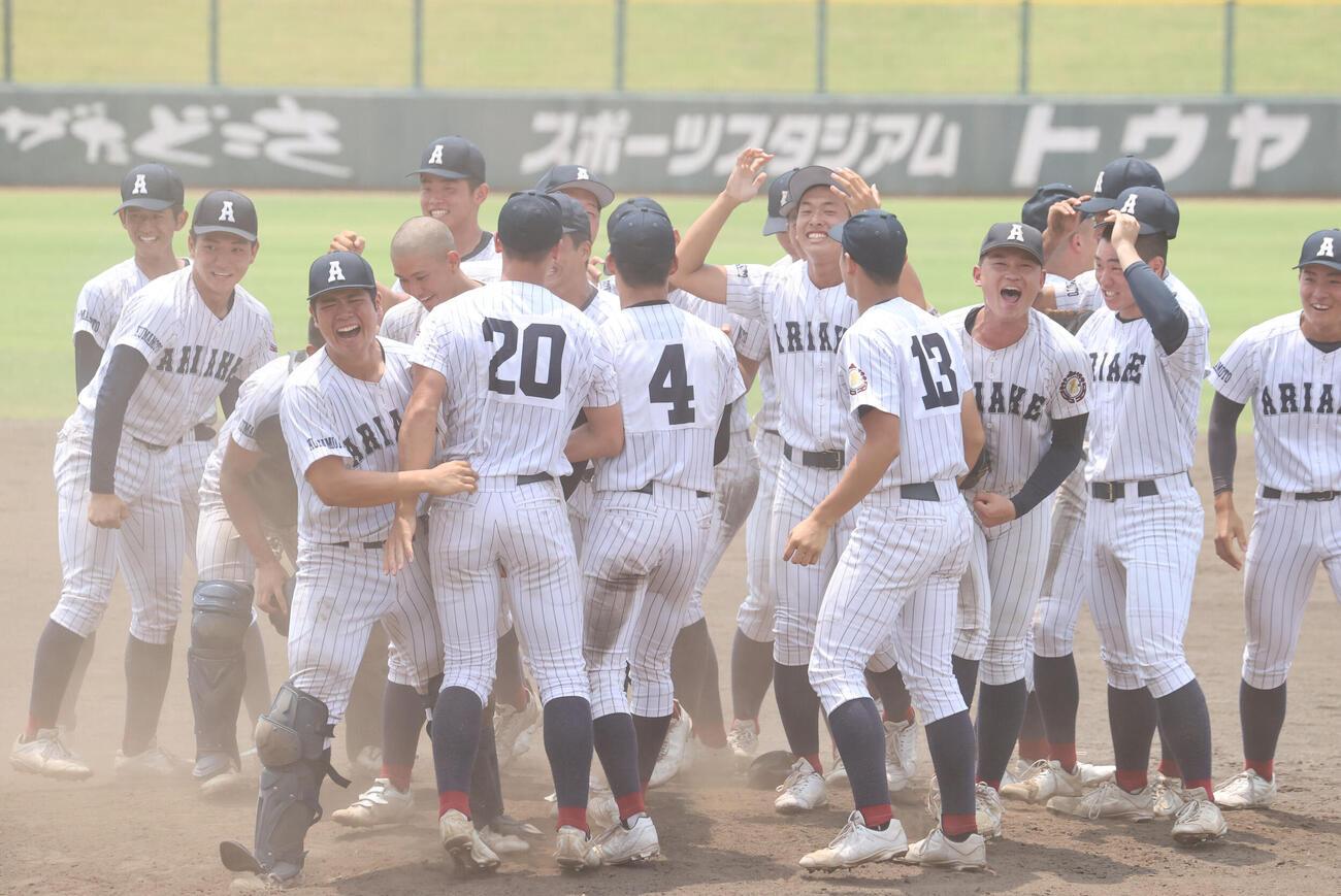 有明対東海大熊本星翔　初優勝を飾った有明ナインは歓喜の表情（撮影・梅根麻紀）