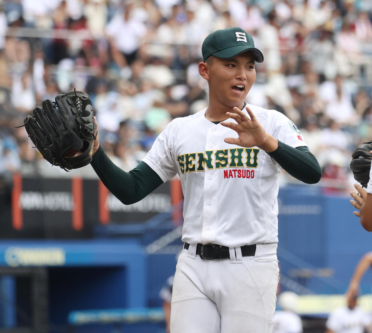 専大松戸対志学館　4回を終えてベンチに戻る専大松戸・門倉昂大（撮影・柴田隆二）