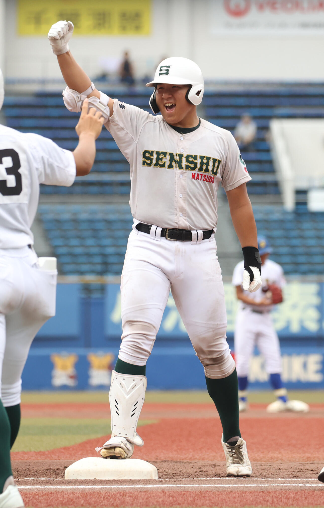 専大松戸対志学館　2回表専大松戸無死、吉岡伸太朗は右前安打を放ちガッツポーズする（撮影・柴田隆二）