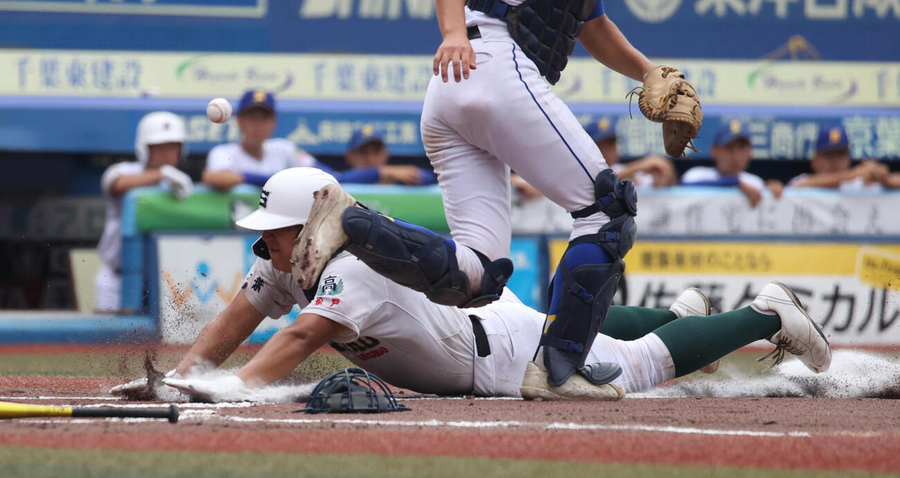 専大松戸対志学館　2回表専大松戸1死一塁、常田幸泰の内野ゴロを相手がエラーし二塁走者吉岡伸太朗がヘッドスライディングで生還する（撮影・柴田隆二）