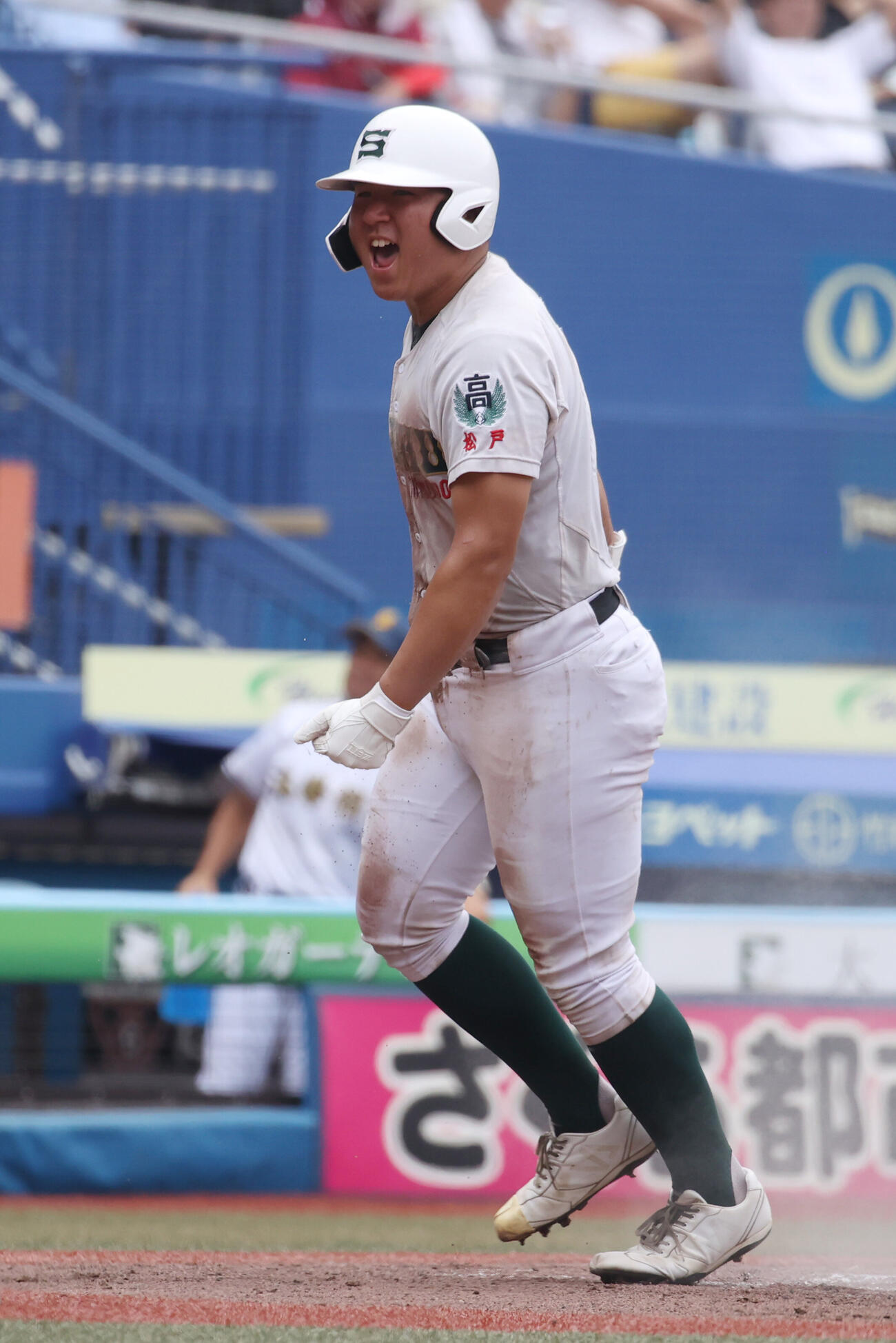 専大松戸対志学館　2回表専大松戸1死一塁、常田幸泰の内野ゴロを相手がエラーし二塁走者吉岡伸太朗は生還しガッツポーズする（撮影・柴田隆二）