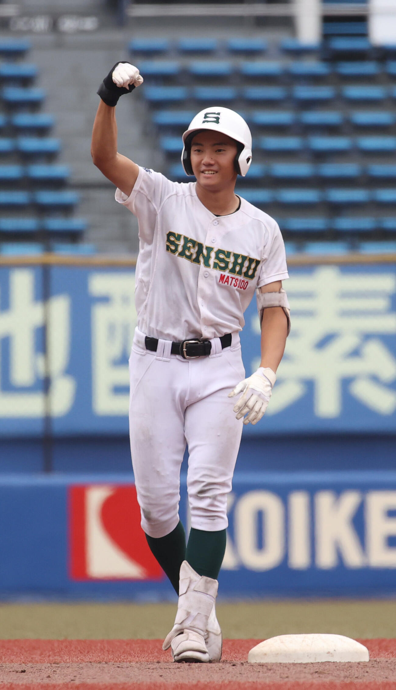 専大松戸対志学館　3回表専大松戸2死二塁、高貝規仁は適時二塁打を放ちガッツポーズする（撮影・柴田隆二）