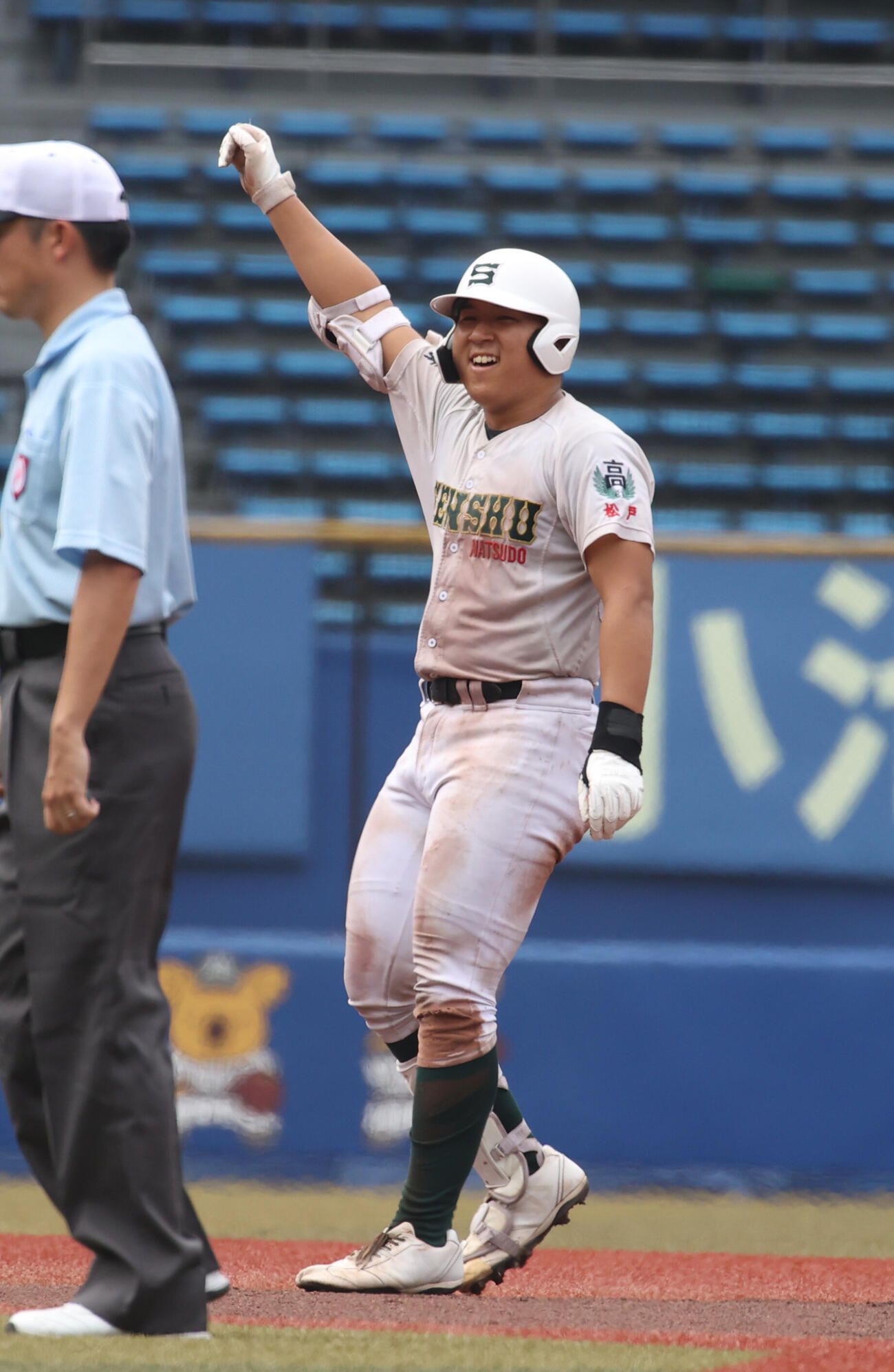 専大松戸対志学館　6回表専大松戸無死二塁、吉岡伸太朗は適時二塁打を放ちガッツポーズする（撮影・柴田隆二）
