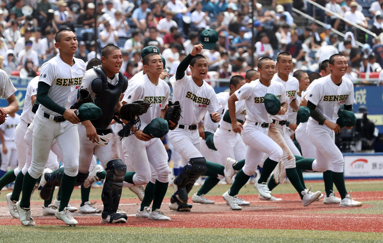 専大松戸対志学館　決勝進出を決めた専大松戸ナインは喜ぶ（撮影・柴田隆二）