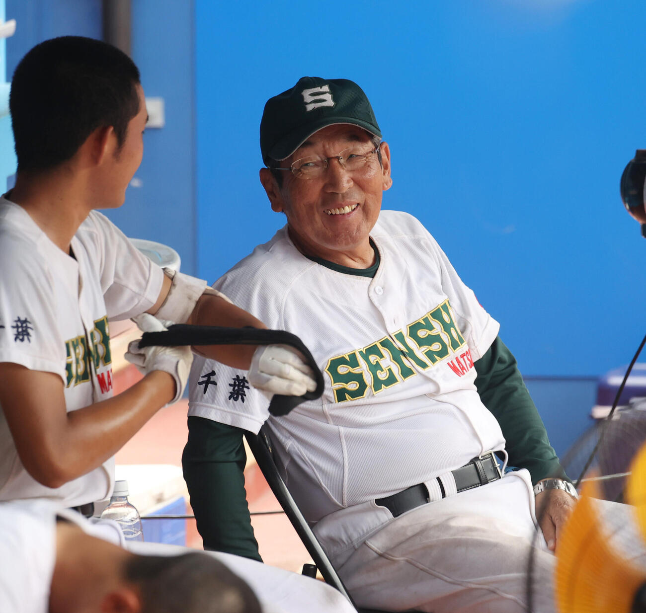 専大松戸対志学館　ベンチで笑顔を見せる専大松戸・持丸修一監督（撮影・柴田隆二）