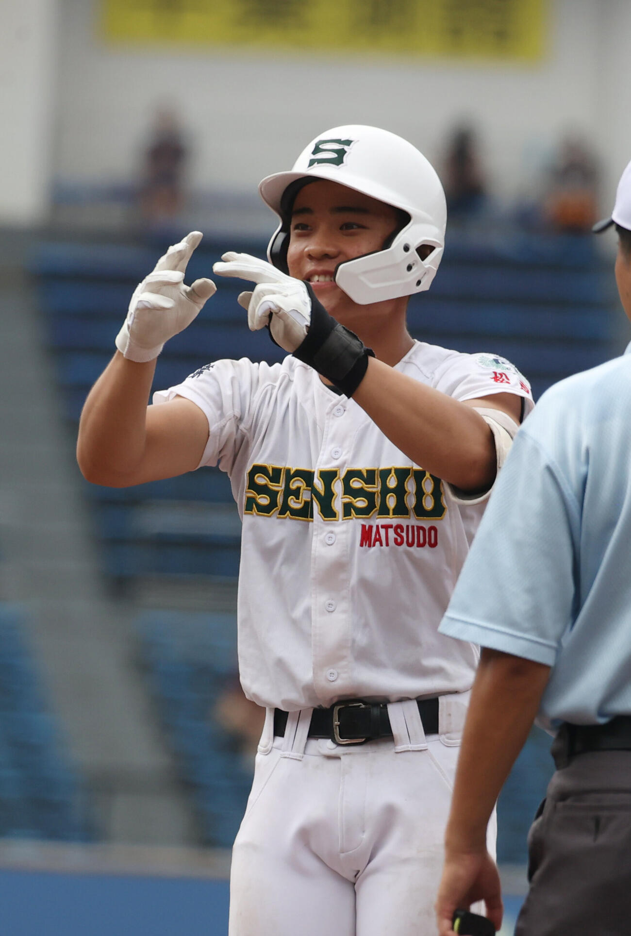 専大松戸対志学館　6回表専大松戸2死二塁、三坂辰伸は適時打を放ちポーズを決める（撮影・柴田隆二）
