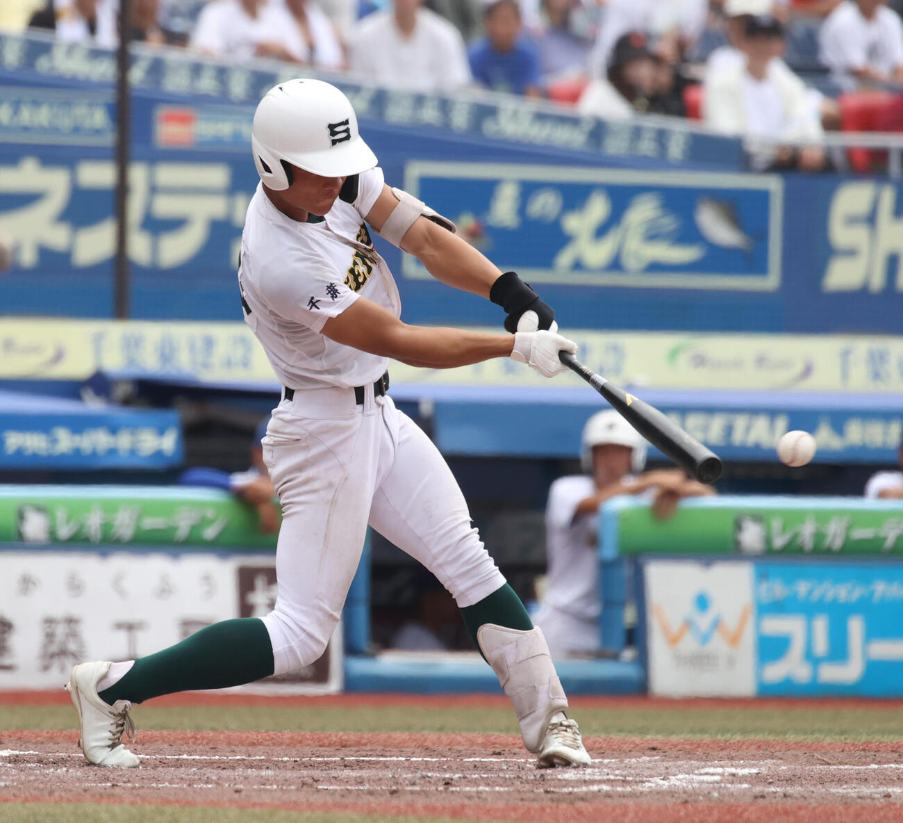 専大松戸対志学館　6回表専大松戸2死二塁、三坂辰伸は適時打を放つ（撮影・柴田隆二）
