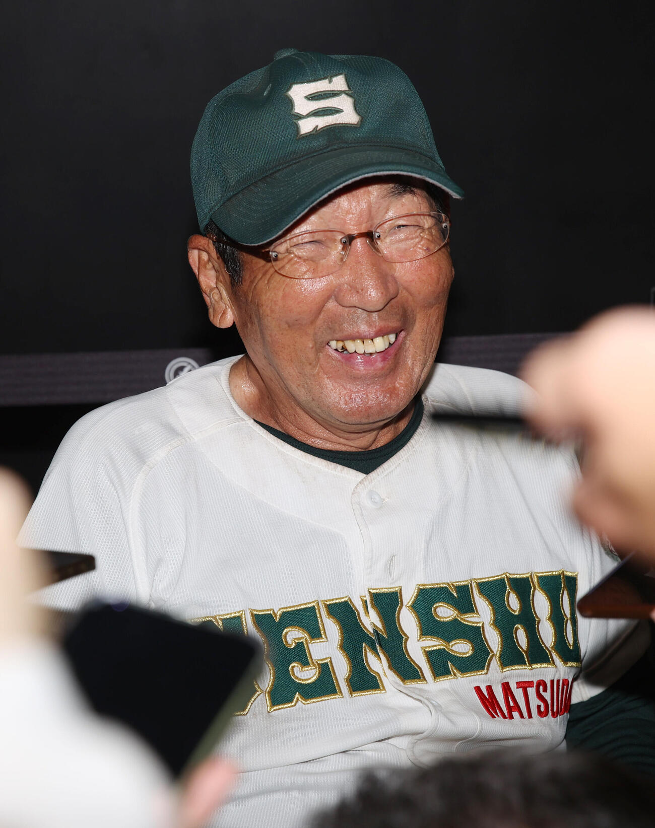 専大松戸対志学館　会見で笑顔を見せる専大松戸・持丸修一監督（撮影・柴田隆二）