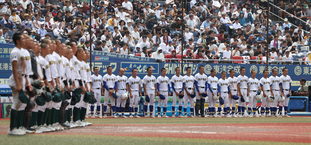 専大松戸対志学館　敗れた志学館ナイン（右）は専大松戸の校歌を聞く（撮影・柴田隆二）