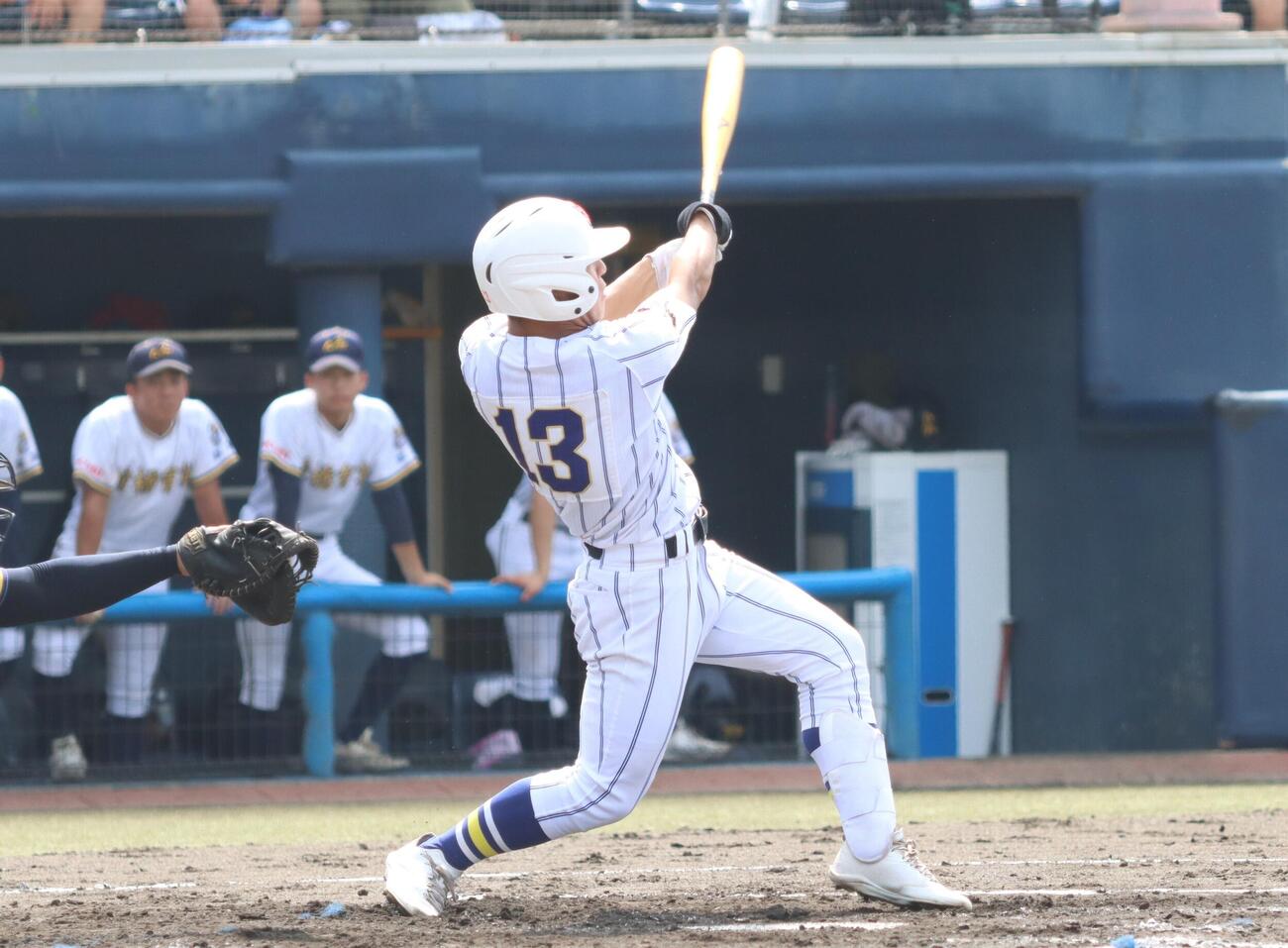 高校野球群馬大会　準決勝　前橋育英対健大高崎　先制打を放つ健大高崎・萩原雄大（撮影・栗林真菜）