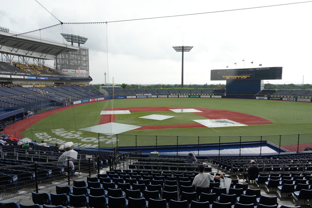 日本文理対帝京長岡　試合前、雨の降るハードオフ・エコスタジアム新潟（撮影・足立雅史）