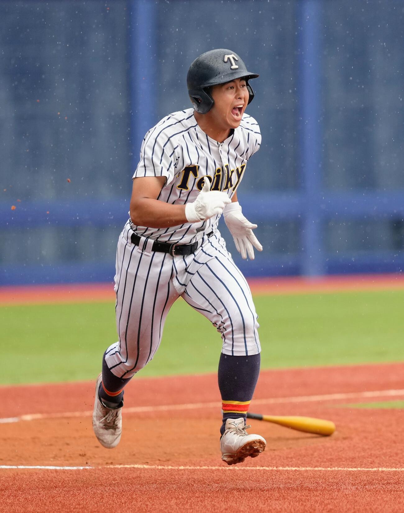 帝京長岡対日本文理　1回表帝京長岡2死三塁、川村光翼は先制適時三塁打を放つ（撮影・足立雅史）
