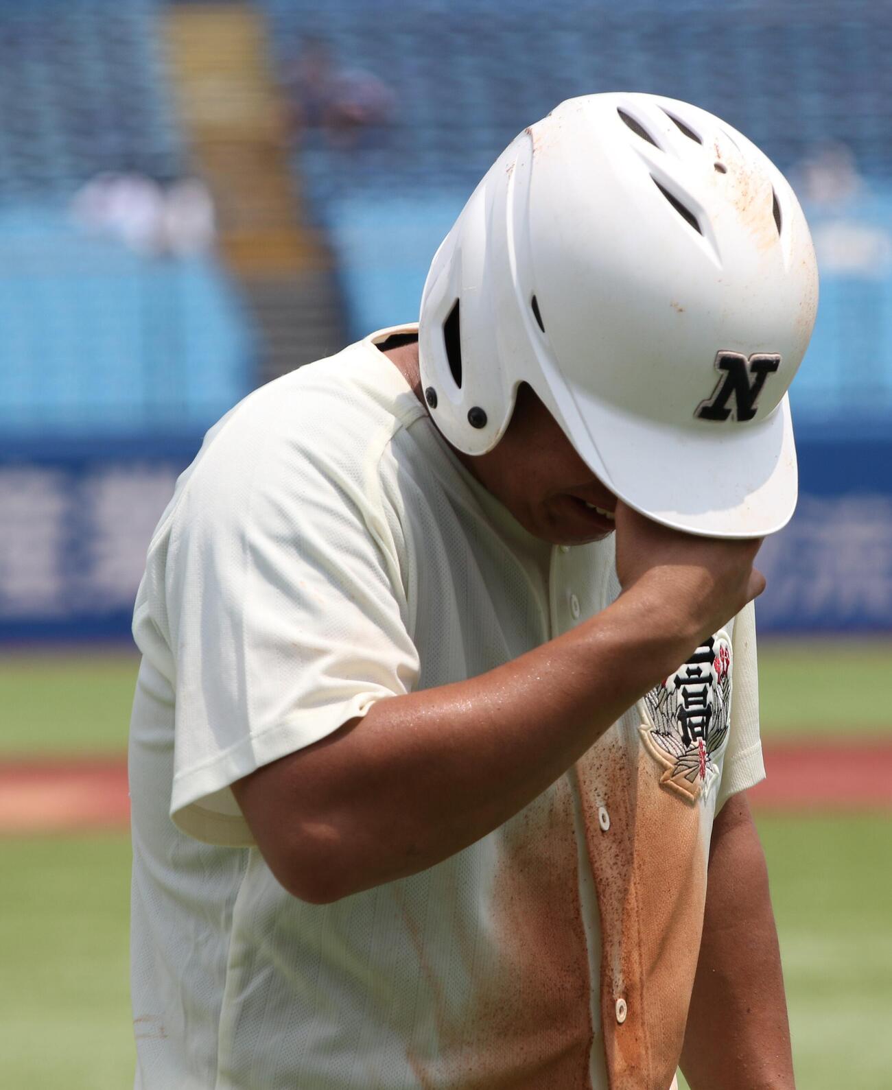 創価対日大三　試合後、涙を流す日大三・田中諒（撮影・田島優大）