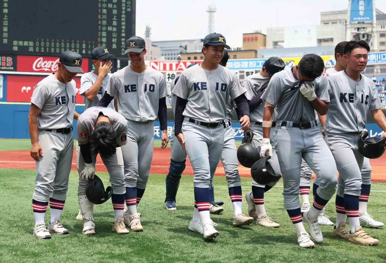 慶応対横浜　敗戦し泣き崩れる慶応ナイン（撮影・水谷安孝）