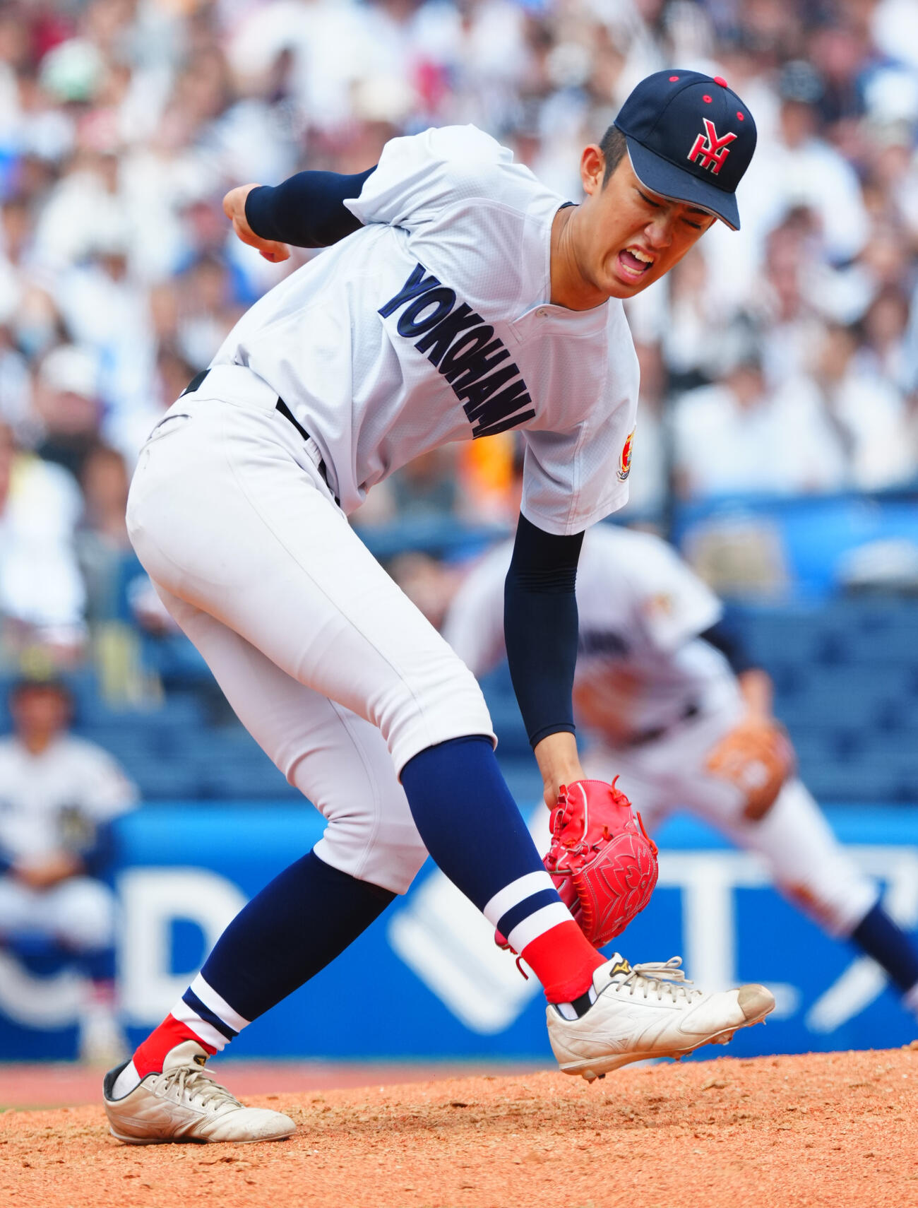 慶応対横浜　5回表、投球後に表情をゆがませる横浜・織田翔希（撮影・垰建太）