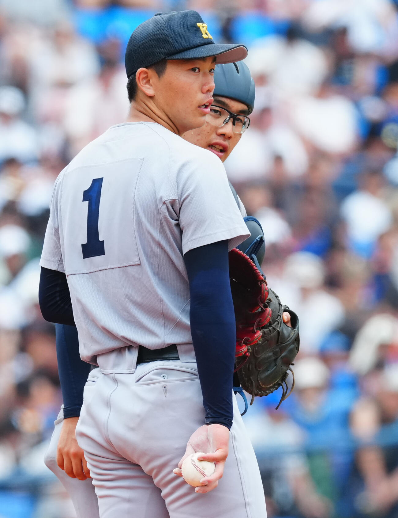 慶応対横浜　3回裏横浜2死一塁、マウンド上で話す慶応2番手湯本琢心（左）と延末遵太（撮影・垰建太）