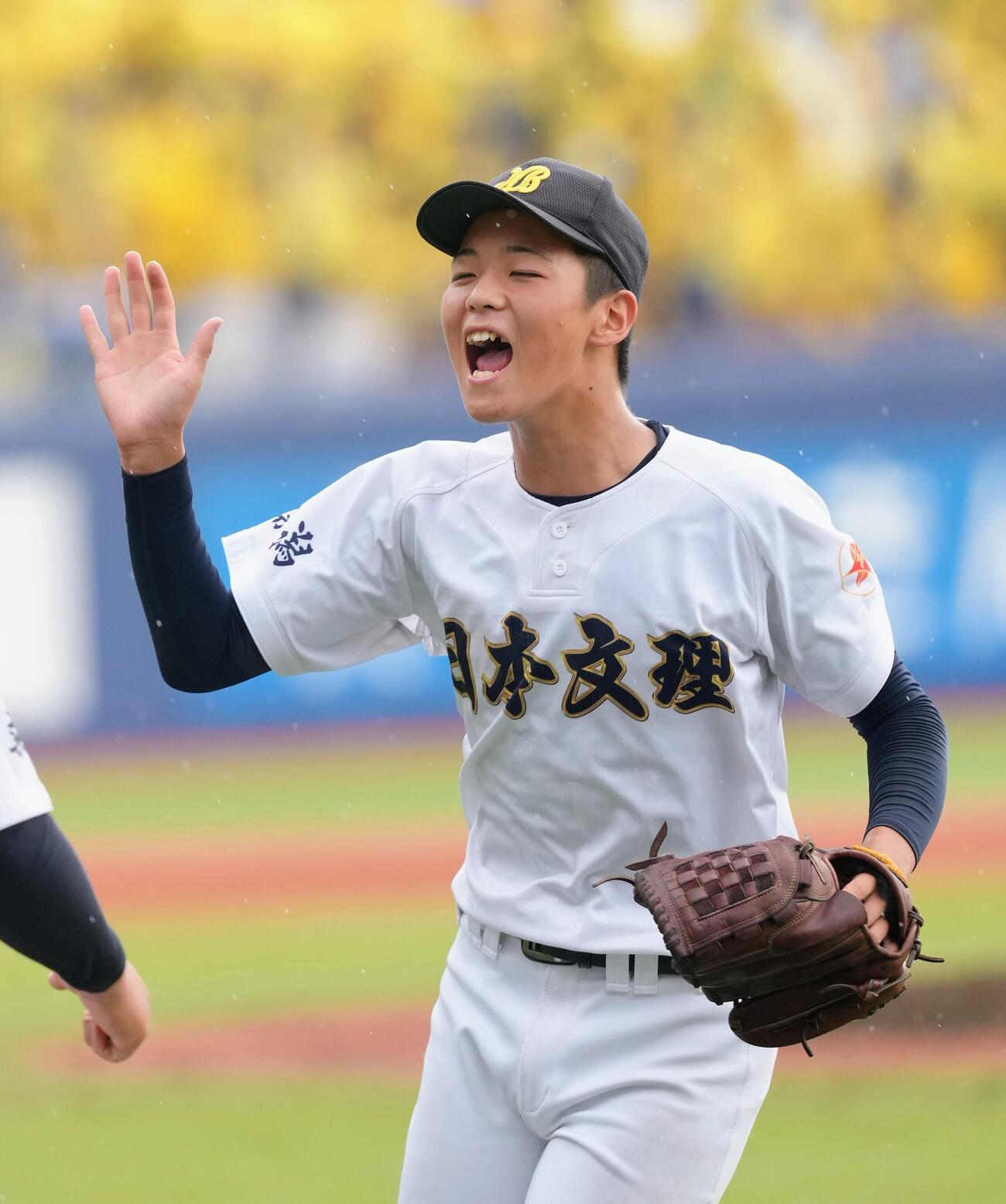 帝京長岡対日本文理　3回表帝京長岡の攻撃を無失点に抑えタッチを交わす日本文理・浅井隼（撮影・足立雅史）