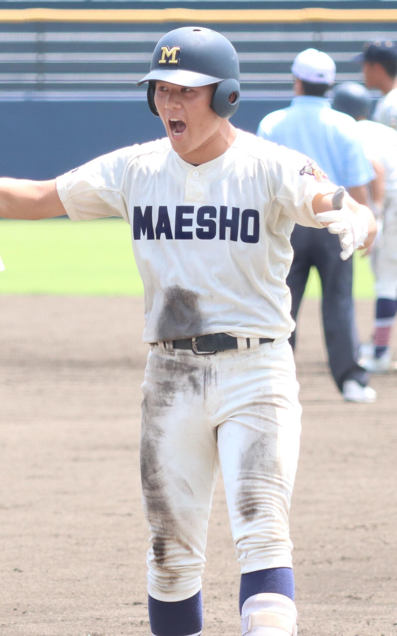 高校野球群馬大会　準決勝　前橋商対桐生第一　適時打を放ち塁上で喜びを見せる前橋商・関口瑞生（撮影・栗林真菜）