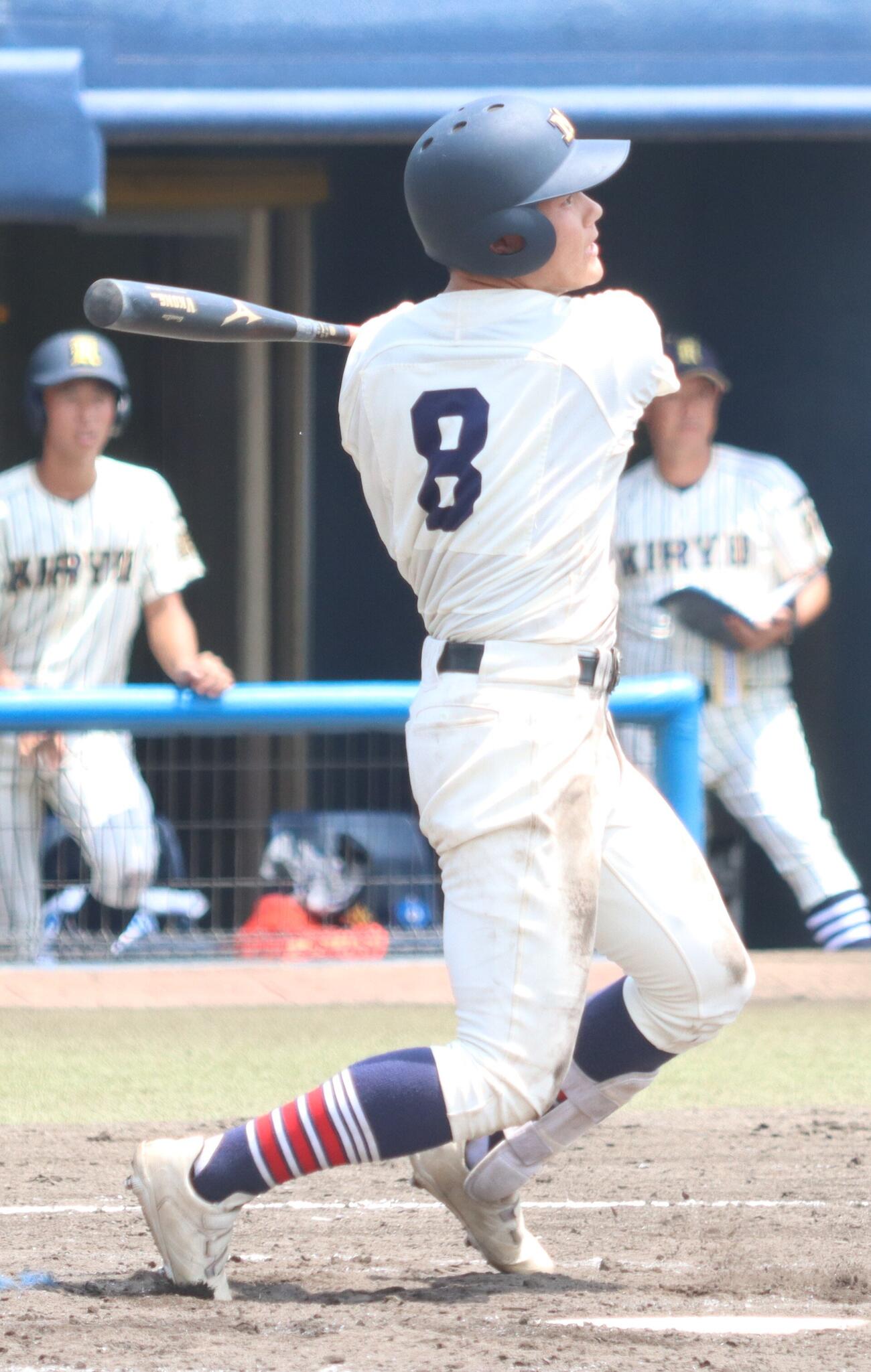 高校野球群馬大会　準決勝　前橋商対桐生第一　適時打を放つ前橋商・関口瑞生（撮影・栗林真菜）