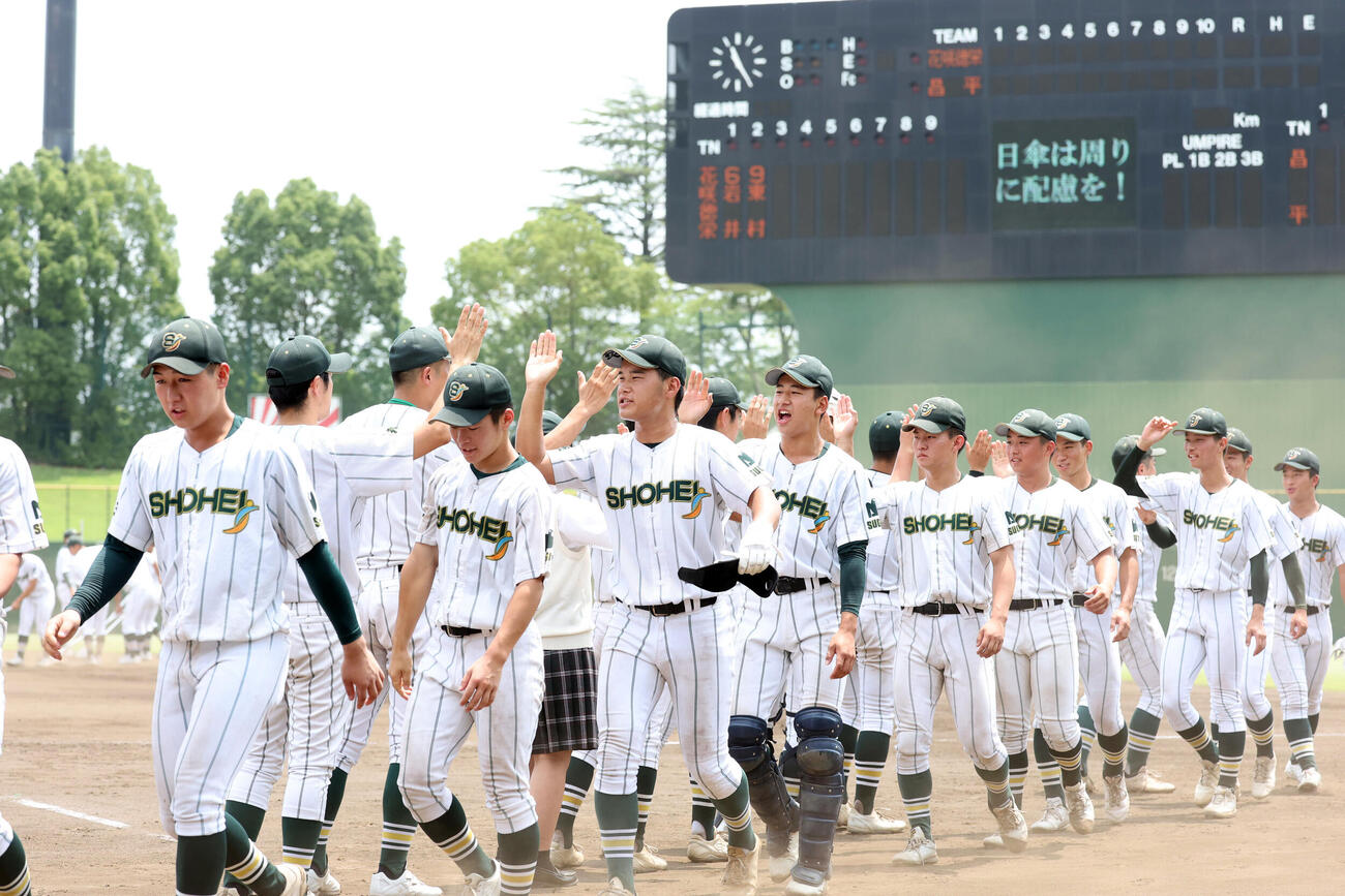 花咲徳栄対昌平　試合前、ハイタッチで気合を入れる昌平の選手たち（撮影・浅見桂子）
