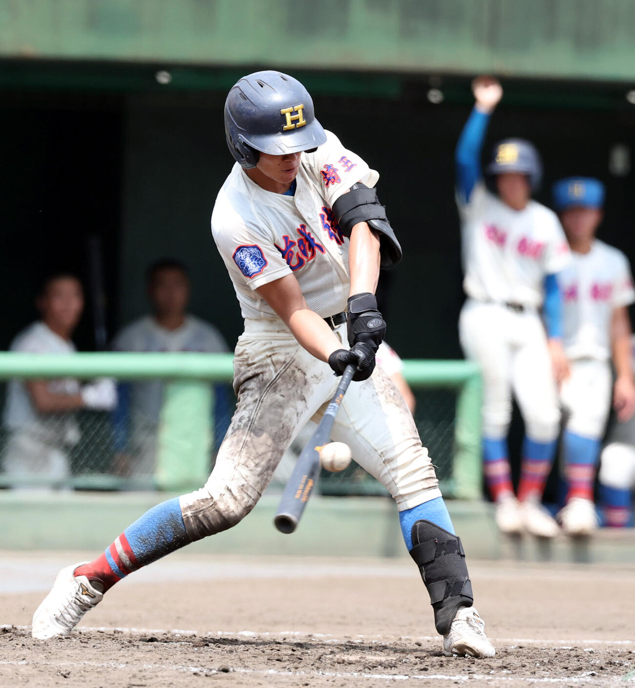 花咲徳栄対昌平　4回表花咲徳栄1死二、三塁、岩井虹太朗は2点適時二塁打を放つ（撮影・浅見桂子）