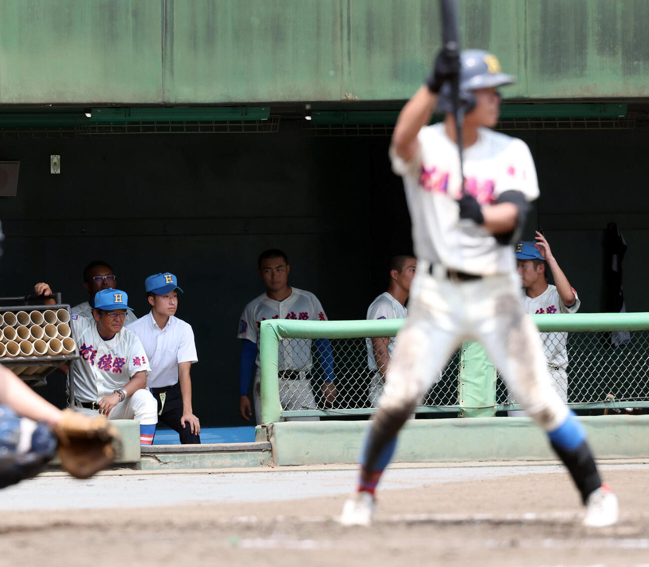 花咲徳栄対昌平　4回表花咲徳栄1死二、三塁、打席に立つ岩井虹太朗を見つめる岩井隆監督（左奥）（撮影・浅見桂子）