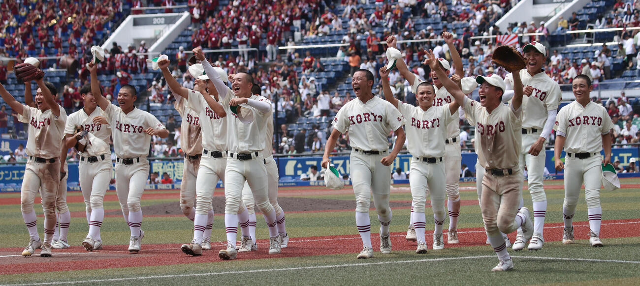 拓大紅陵対習志野　決勝進出を決めた拓大紅陵ナインは歓喜する（撮影・柴田隆二）