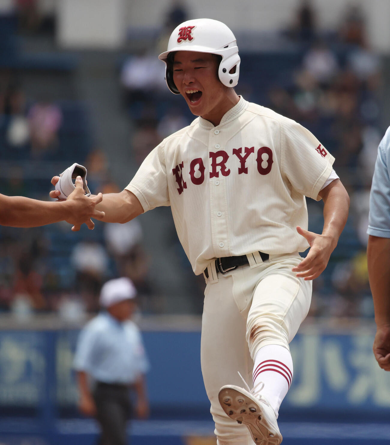 拓大紅陵対習志野　2回表拓大紅陵2死三塁、阪本幹太は適時打を放ちガッツポーズする（撮影・柴田隆二）