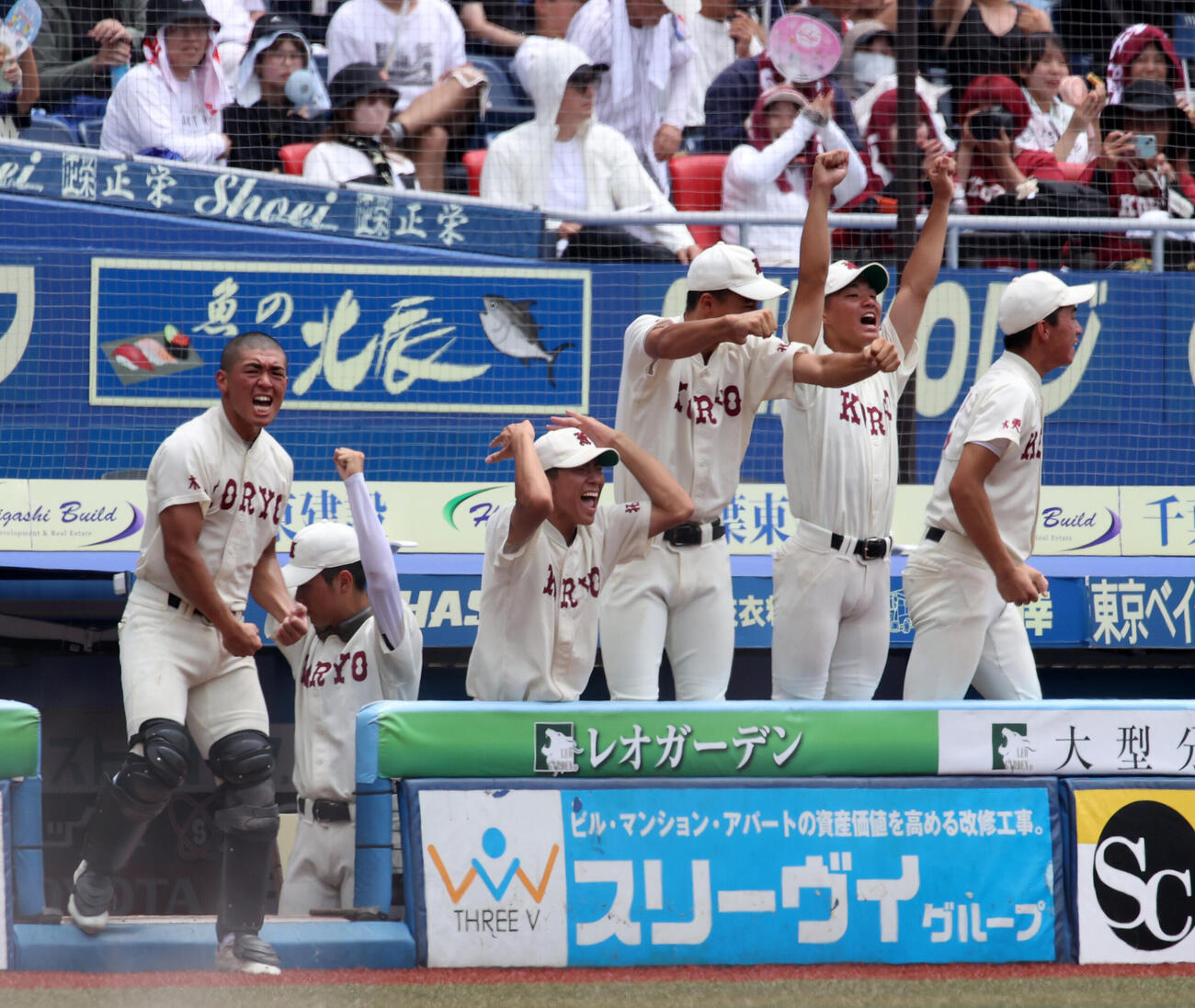拓大紅陵対習志野　5回表拓大紅陵無死一、三塁、山辺颯のスクイズと相手エラーで一塁走者阪本幹太の生還に喜ぶ拓大紅陵ナイン（撮影・柴田隆二）