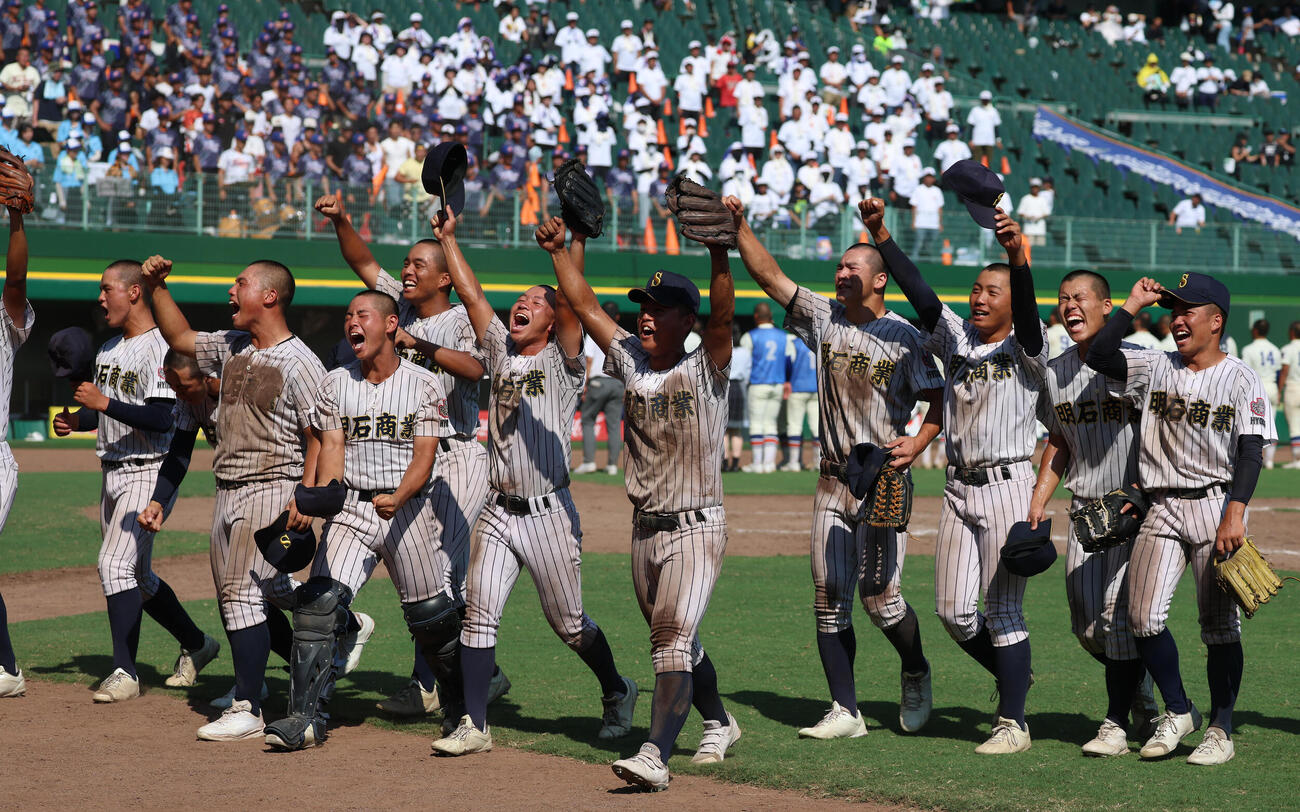 明石商対神戸国際大付　神戸国際大付にタイブレークの末に勝利し応援席に向かってガッツポーズする明石商ナイン（撮影・白石智彦）