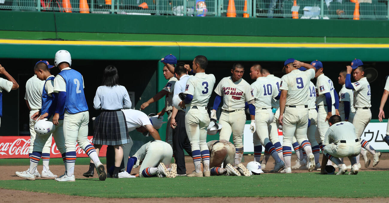 明石商対神戸国際大付　明石商にタイブレークの末敗れ泣き崩れる神戸国際大付ナイン（撮影・白石智彦）