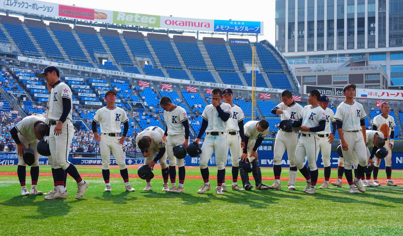 桐光学園対鎌倉学園　桐光学園に破れ肩を落とす鎌倉学園ナイン（撮影・垰建太）