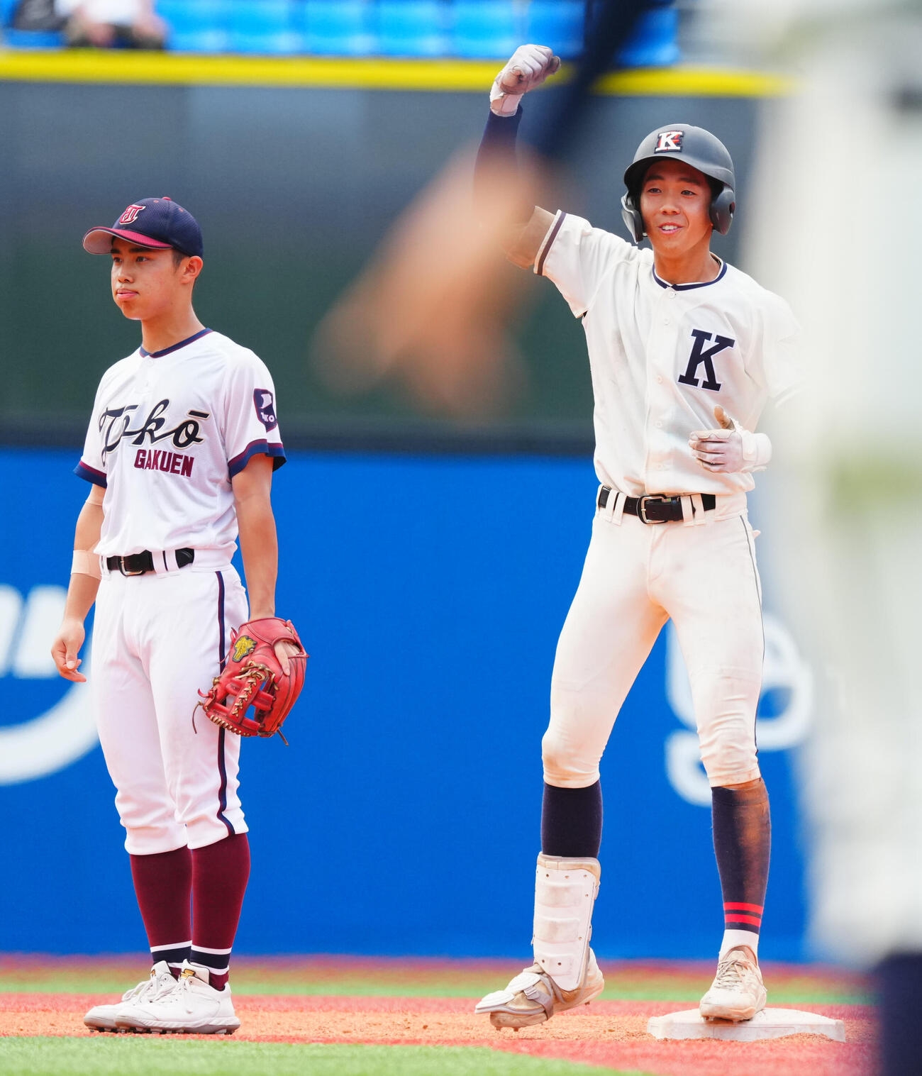 桐光学園対鎌倉学園　5回裏鎌倉学園2死二塁、適時二塁打を放ちガッツポーズする阿部栞大（撮影・垰建太）