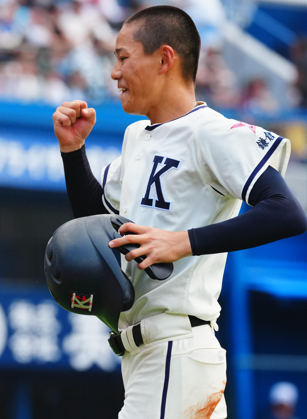 桐光学園対鎌倉学園　5回裏の攻撃を終え適時打を放った鎌倉学園・小杉祐太はガッツポーズ（撮影・垰建太）