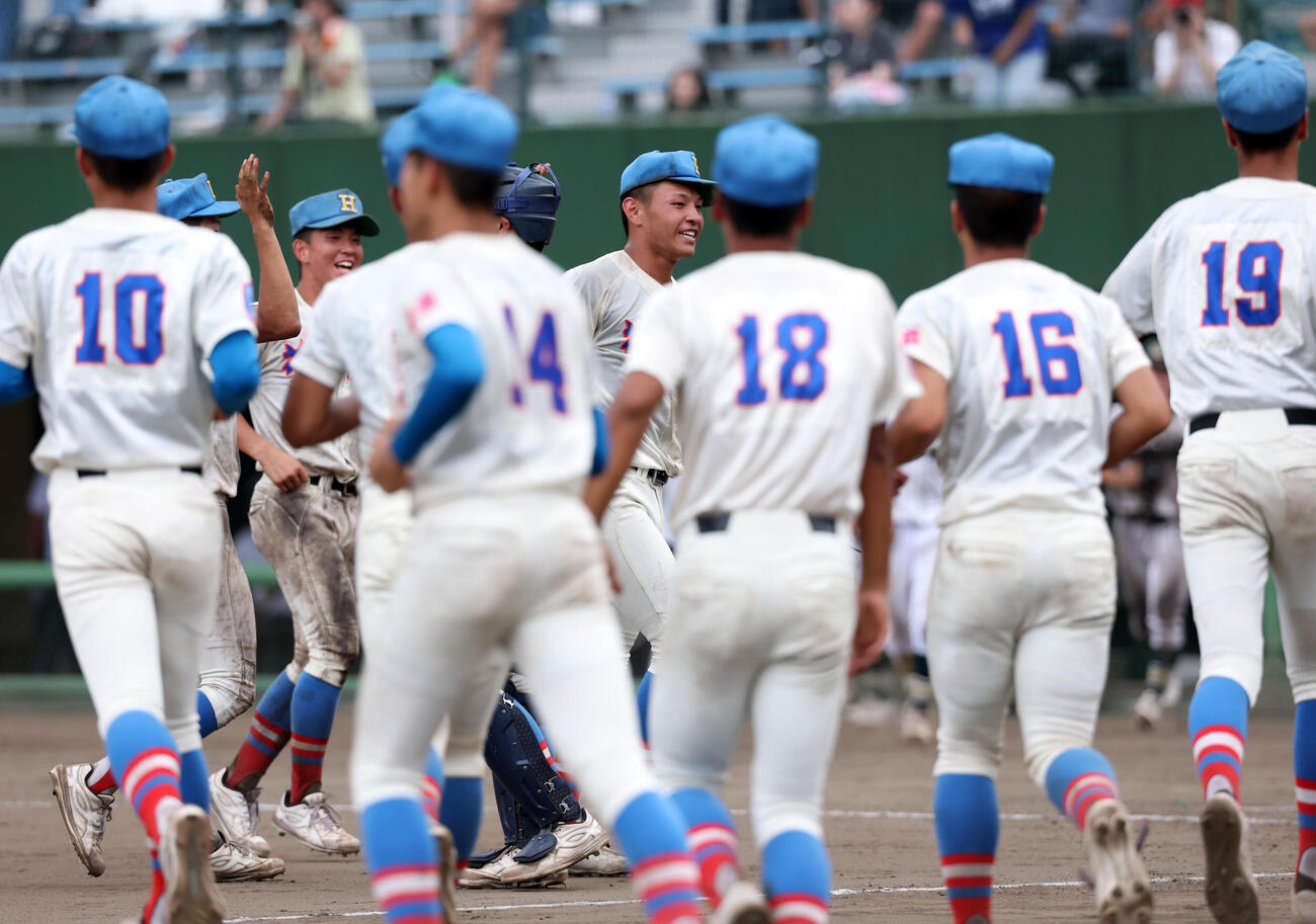 花咲徳栄対昌平　決勝進出を決め、ほっとした表情で喜ぶ黒川凌大（中央）ら花咲徳栄の選手たち（撮影・浅見桂子）