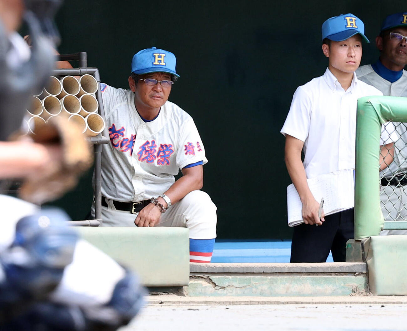 花咲徳栄対昌平　厳しい表情で試合を見つめる花咲徳栄・岩井隆監督（左）（撮影・浅見桂子）