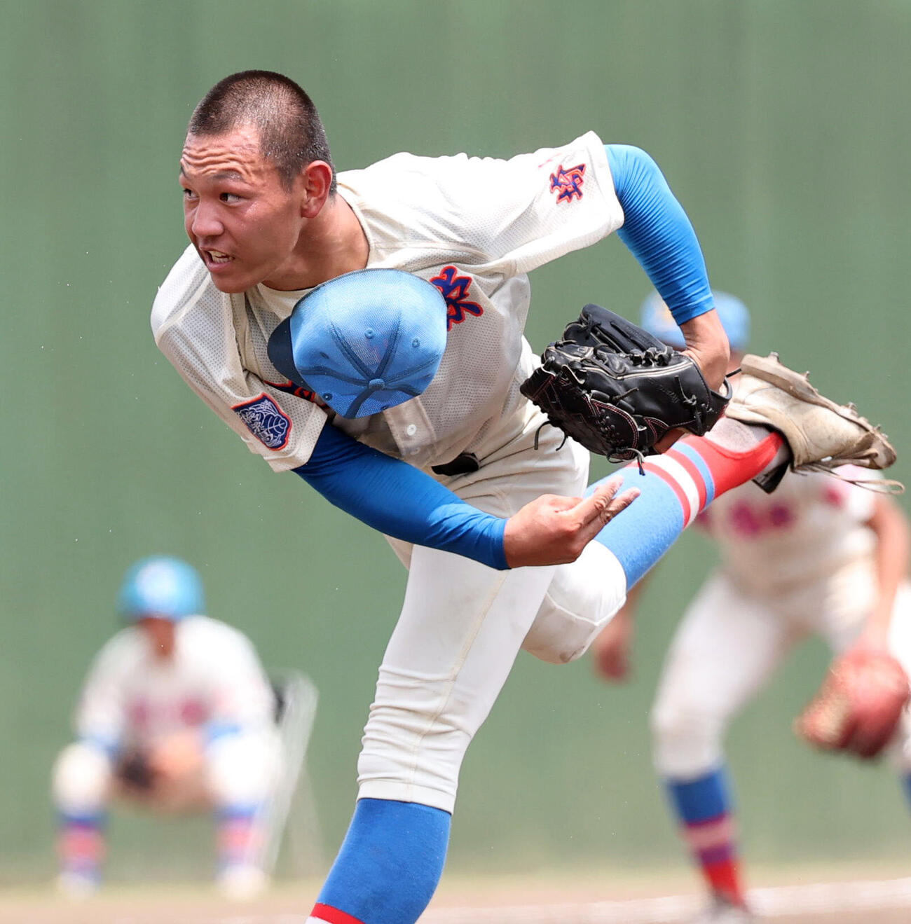 花咲徳栄対昌平　帽子を飛ばして力投する花咲徳栄先発の黒川凌大（撮影・浅見桂子）