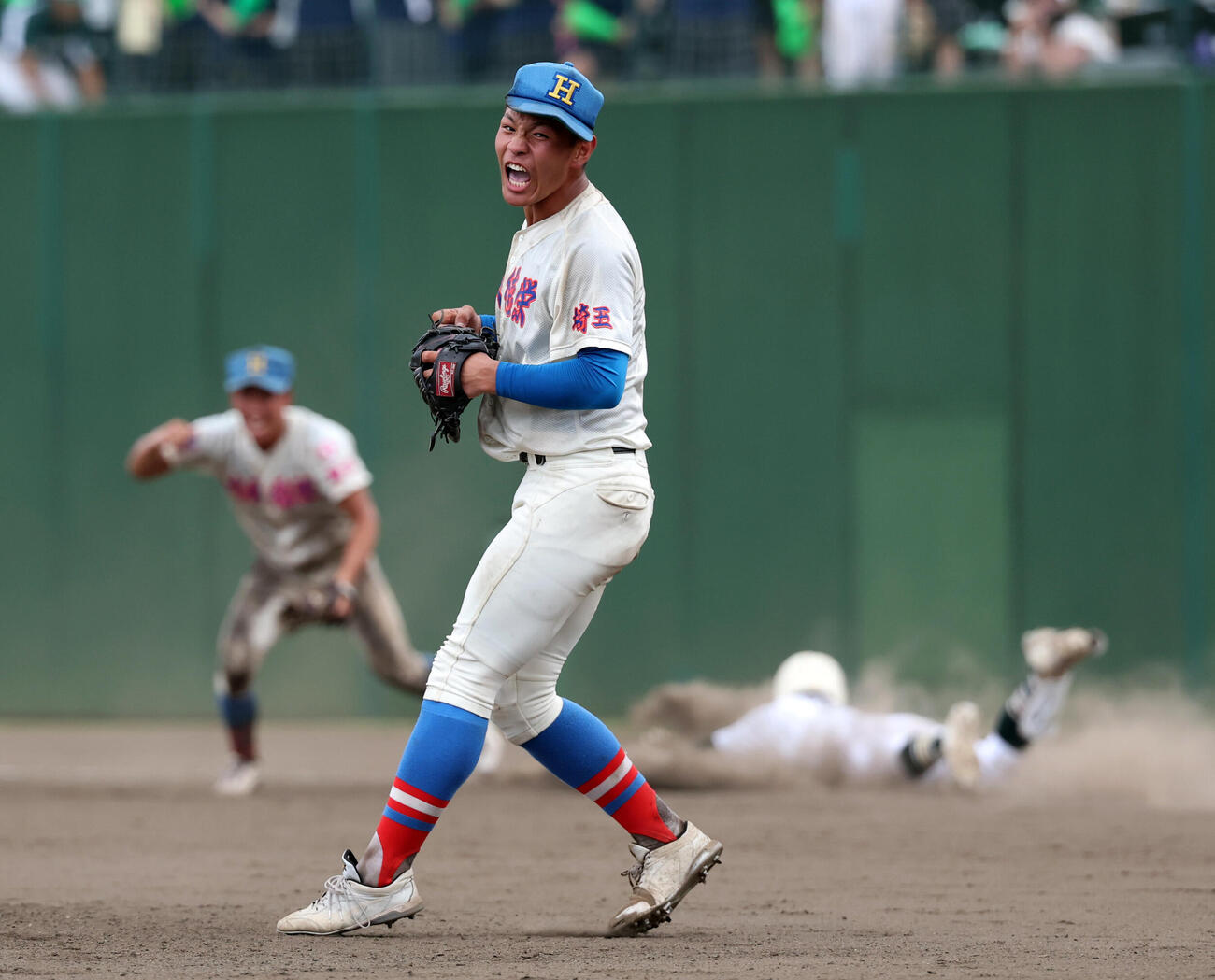 花咲徳栄対昌平　9回裏昌平2死一塁、大倉巧翔（後方）を投手ゴロに仕留めて決勝進出を決めた花咲徳栄・黒川凌大は雄たけびを上げてガッツポーズ（撮影・浅見桂子）