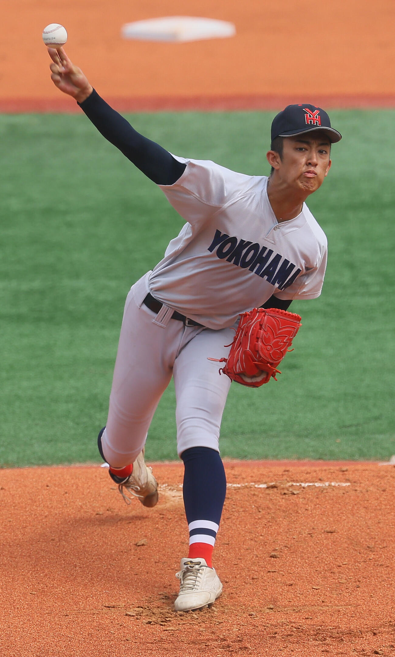 慶応対横浜　力投する横浜先発の織田翔希（撮影・水谷安孝）