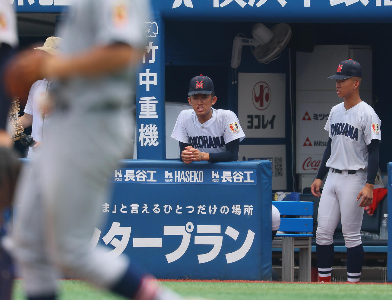 慶応対横浜　ノーヒットのまま降板した横浜・織田翔希はベンチから声援を送る（撮影・水谷安孝）