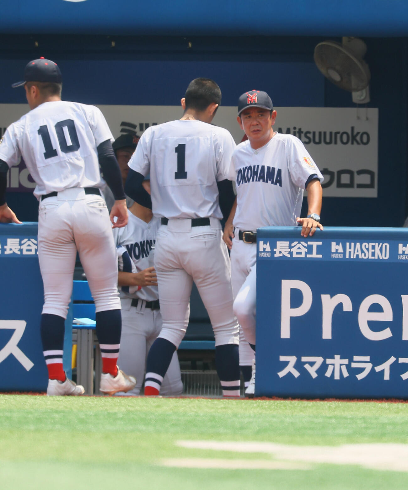 慶応対横浜　ノーヒットのまま降板した横浜・織田翔希は村田浩明監督とベンチですれ違う（撮影・水谷安孝）