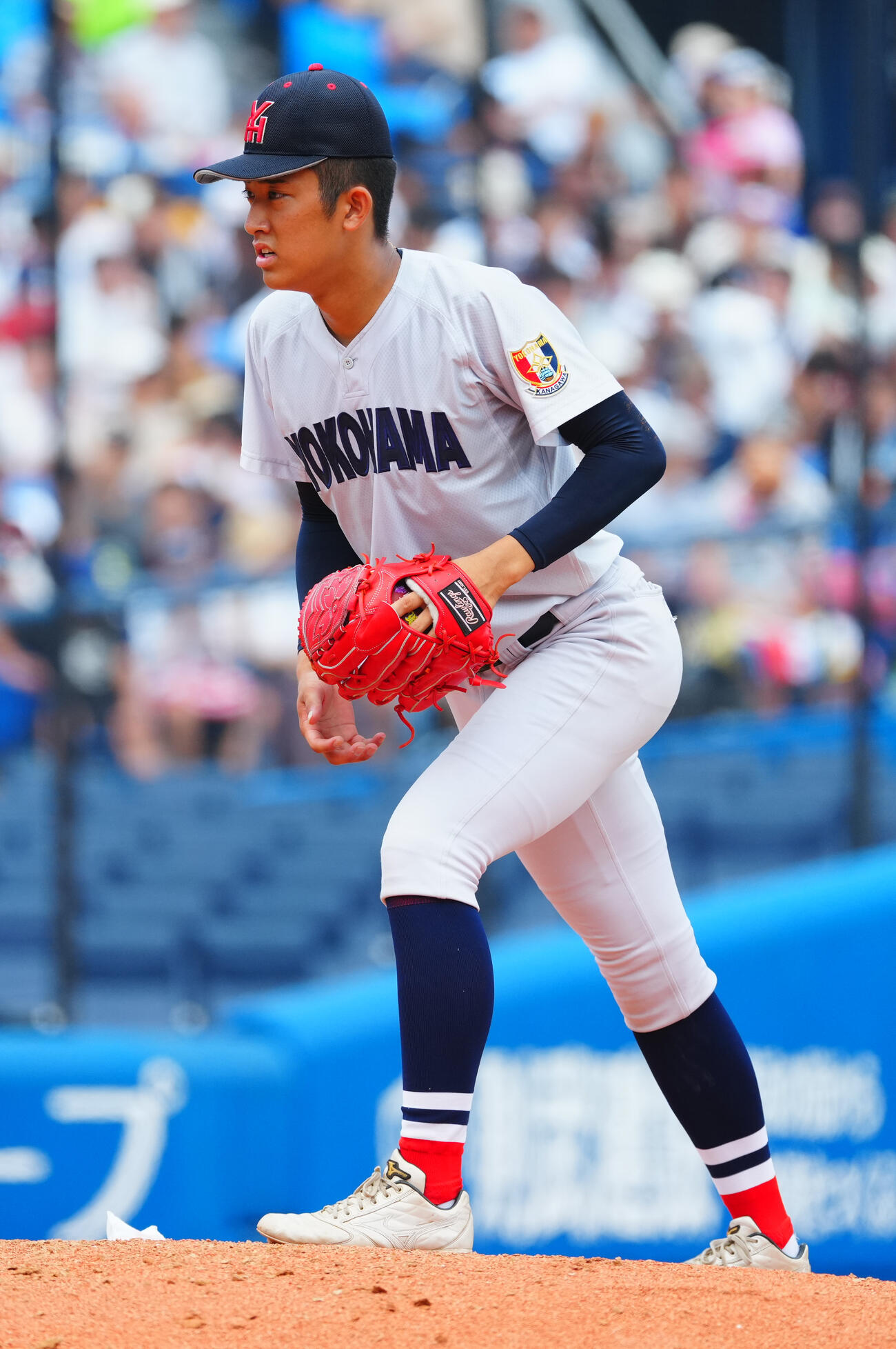 慶応対横浜　5回表、マウンド上で右足を伸ばす横浜・織田翔希（撮影・垰建太）