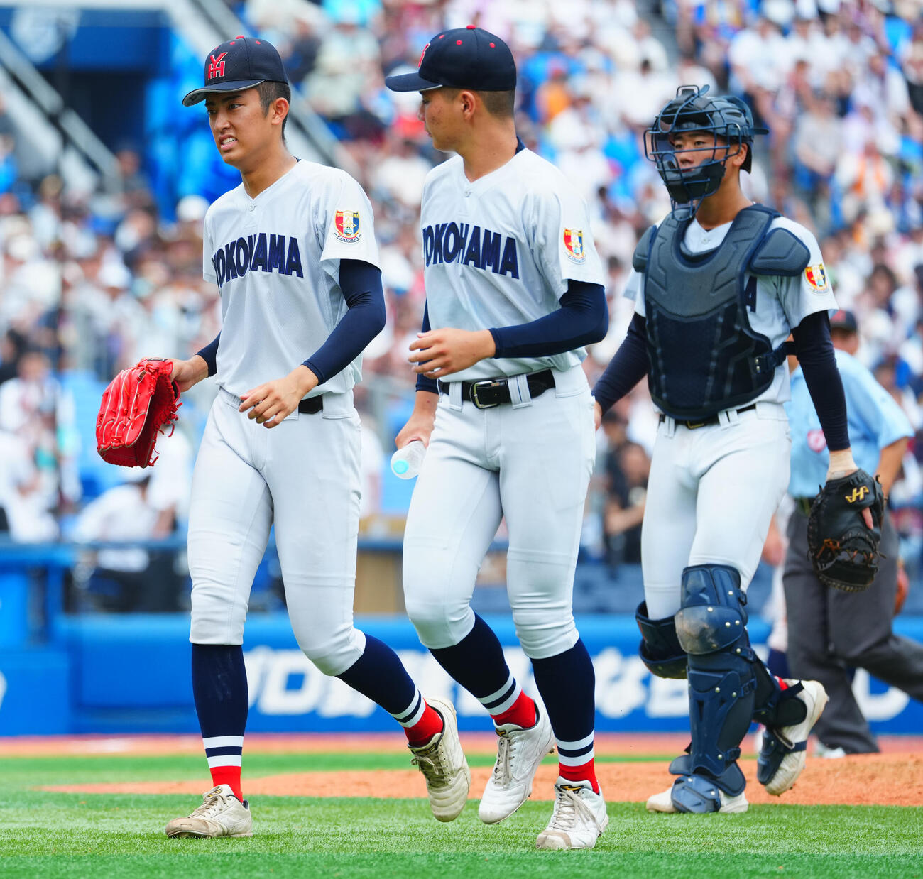 慶応対横浜　5回表、足をつり治療のためベンチに戻る横浜・織田翔希（左）（撮影・垰建太）