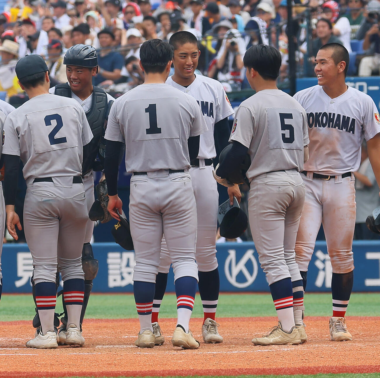慶応対横浜　勝利を飾り横浜・織田翔希（中央）は慶応ナインと笑顔であいさつを交わす（撮影・水谷安孝）