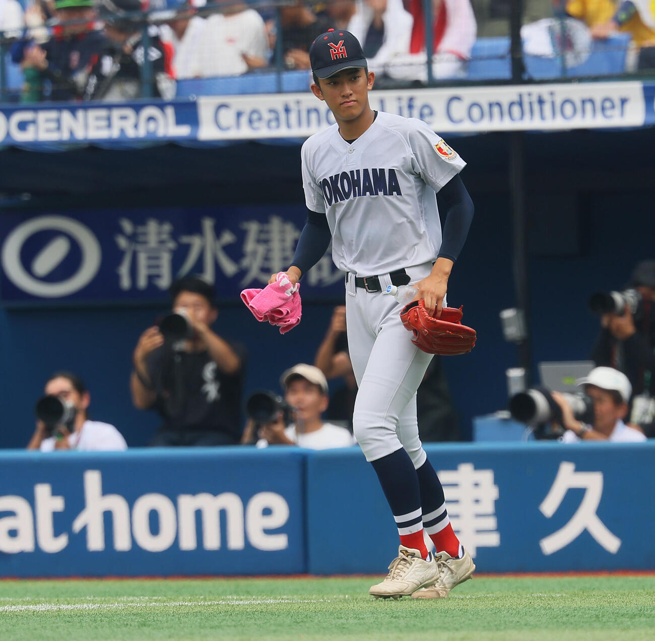 慶応対横浜　ノーヒットのまま降板した横浜・織田翔希はタオルを手にナインのサポート役に回る（撮影・水谷安孝）