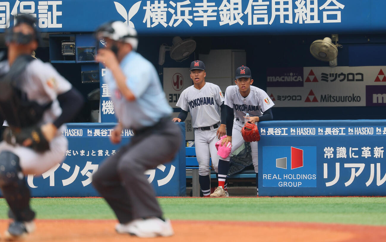 慶応対横浜　ノーヒットのまま降板した横浜・織田翔希はタオルを手にベンチから声援を送る（撮影・水谷安孝）
