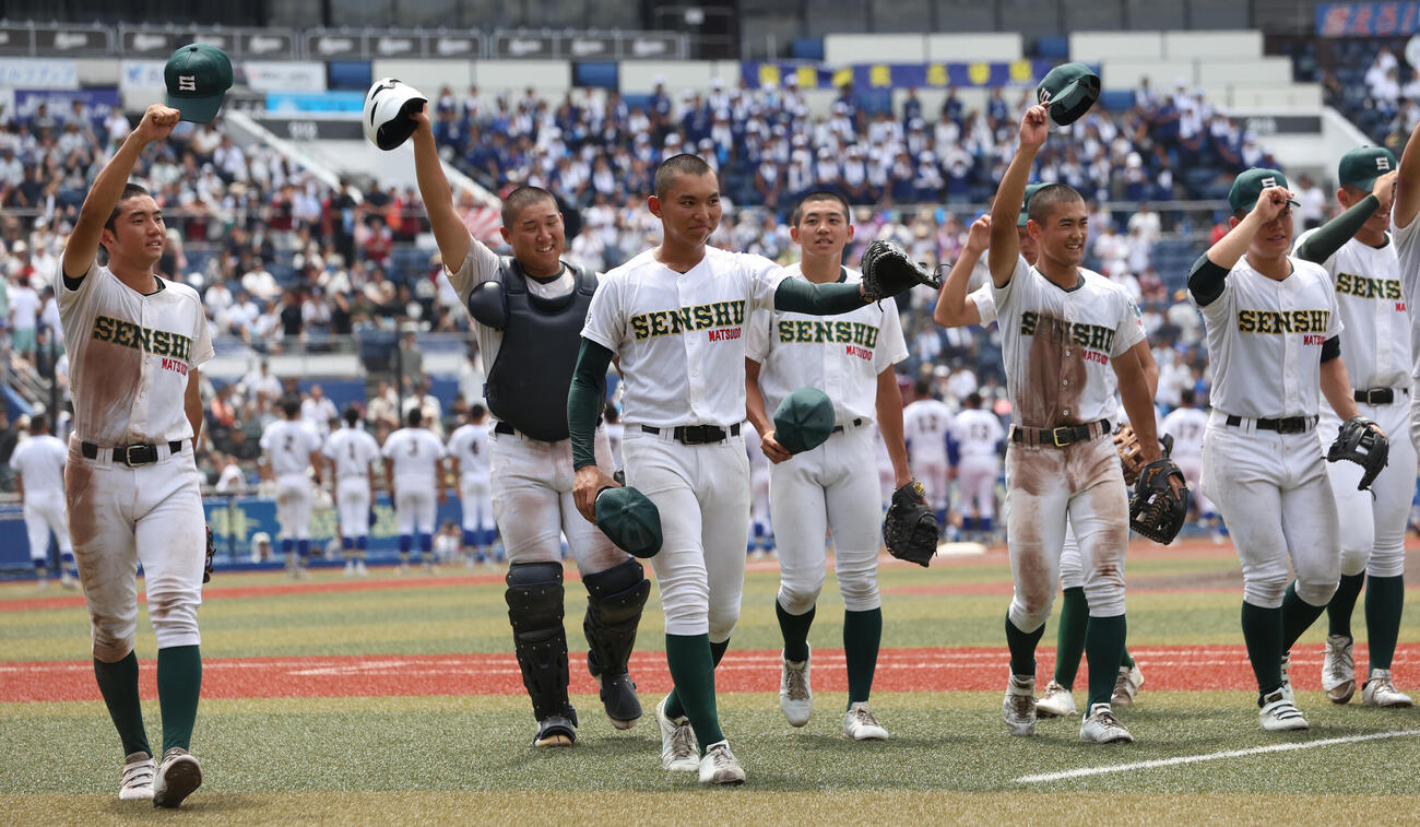 専大松戸対志学館　決勝進出を決めた専大松戸ナインは喜ぶ（撮影・柴田隆二）