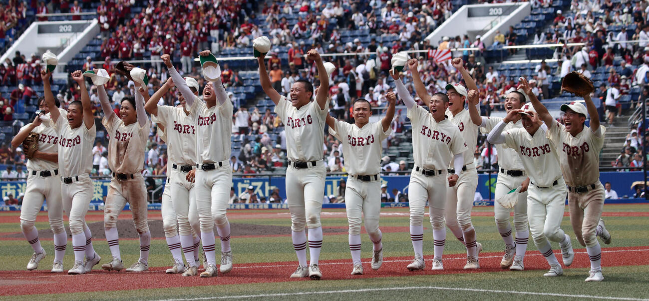 拓大紅陵対習志野　決勝進出を決めた拓大紅陵ナインは歓喜する（撮影・柴田隆二）